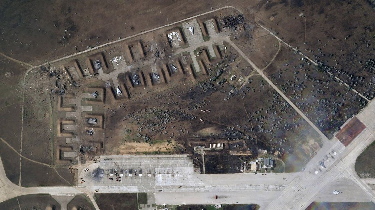 Satelitní snímky ruské základny na Krymu ukazují škody, Moskva je popírá